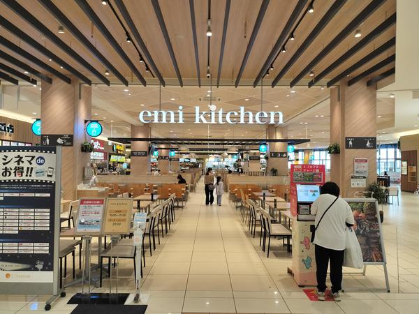 ファミリーに嬉しい<br>フードコート<br>『emi kitchen』のご紹介！！